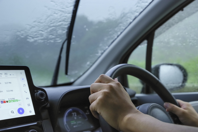 トンネルでサングラスをかけたまま運転すると起こる視界変化