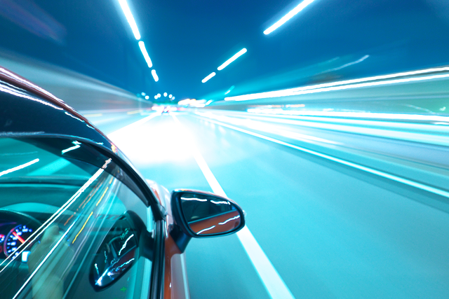 夜間の視界を良くするドライビングサングラスのレンズタイプ